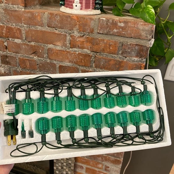 Vintage Christmas miniature string lights with green plastic light reflectors - Picture 2 of 6